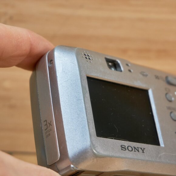 Sony Cyber-shot DSC-S60 4.1MP Digital Camera, 3X Optical Zoom, Made in Japan - Picture 13 of 14